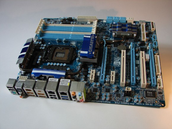 GIGABYTE GA P55A UD6 580x435 Intel Core i7 875K vs. 870