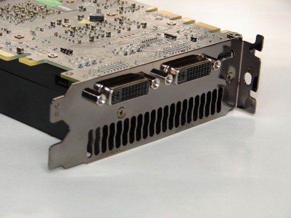 GeForce GTX 465 bracket 580x435 GTX 465   Fermi mai încearcă o dată