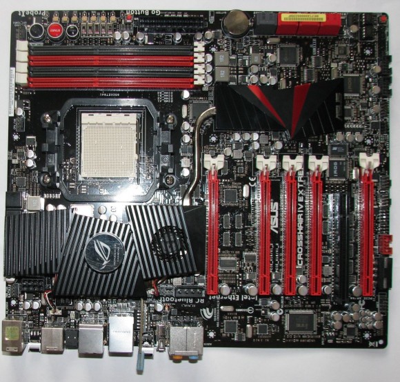 pg1 overview front 580x553 Premieră mondială: ASUS Crosshair IV Extreme