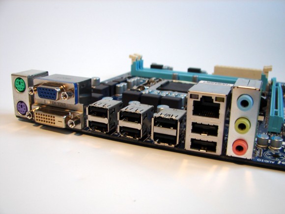 GIGABYTE GA-H67M-D2 - back panel