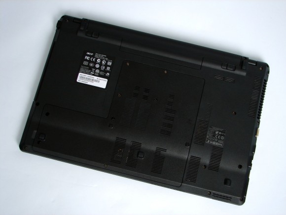 Acer Aspire 5553G-N934G50Mnks - partea inferioara