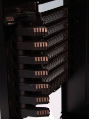 BitFenix Colossus - mecanism retentie placi de extensie