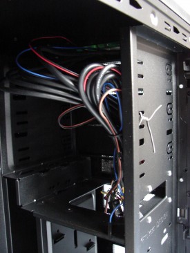 Antec One Hundred - cage ODD si cabluri