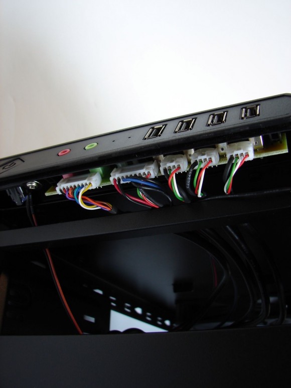 Antec One Hundred - conectori front panel