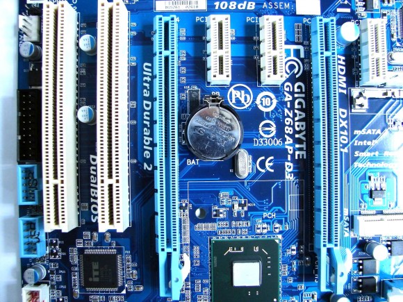 GIGABYTE GA-Z68AP-D3 - slot-uri expansiune