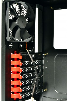 Cooltek Karmides - ventilator spate si slot-uri expansiune interior