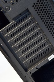 Corsair Carbide 200R - sloturi expansiune exterior