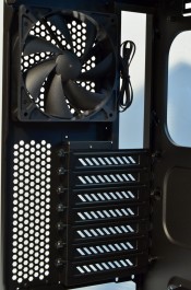 Corsair Carbide 200R - sloturi expansiune si ventilator spate interior