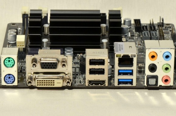 ASRock Q2900-ITX - back panel